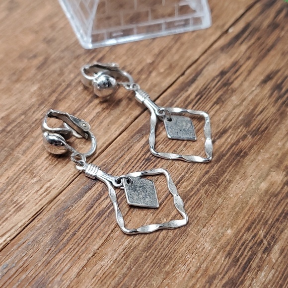 Jewelry - E326 vintage diamond‎ cut drop earrings clip on